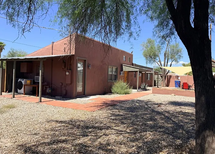 Cute 1 Mile From U Of A Holiday home *